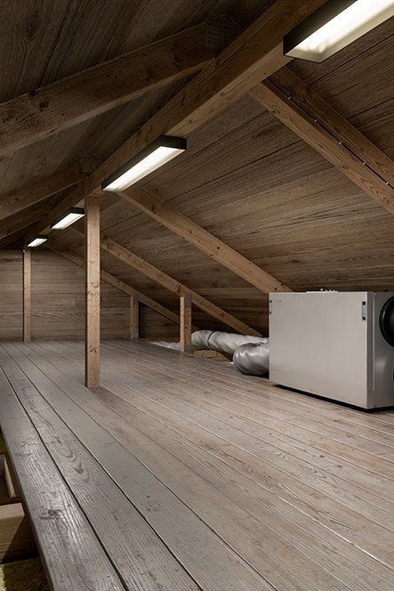 Person står ved vindu i bolig og drikker kaffe i dagslys, med rolig morgenstemning og naturlig lys.