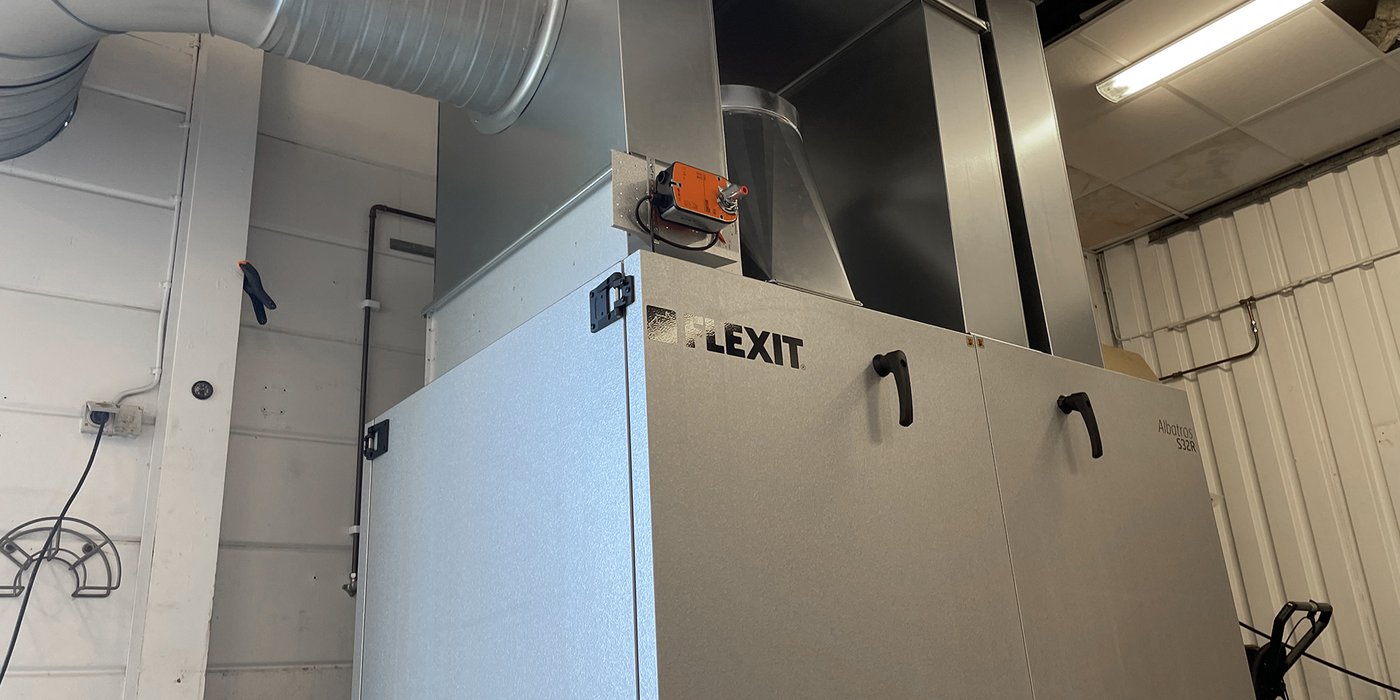 Ventilationsaggregat installerat i teknikrum med anslutna ventilationskanaler