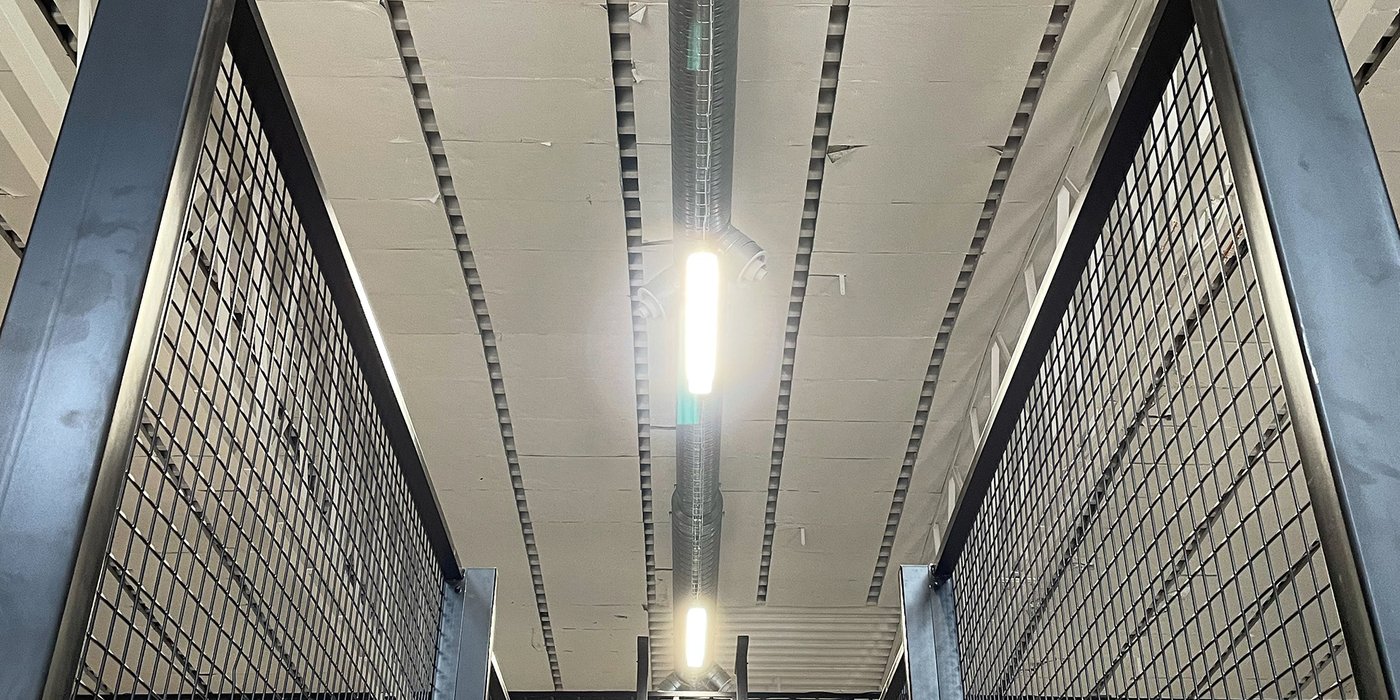 Ventilationskanaler monterade i taket i padelhall