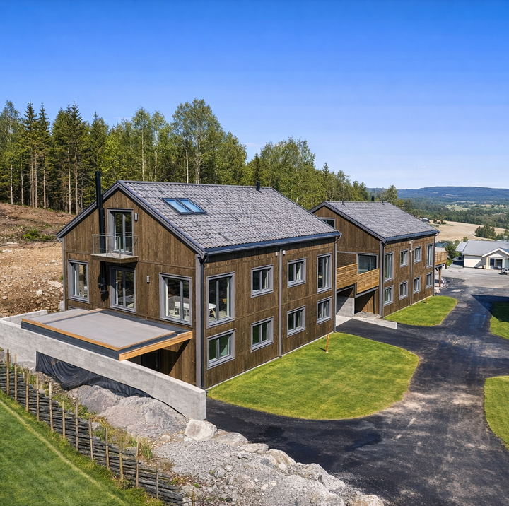 Nyere boligbebyggelse med trehus og grønne uteområder, del av boligprosjekt med installert Econordic inneklimasentral.