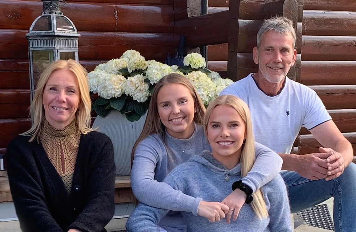 Familien Berg samlet utenfor boligen i forbindelse med referanseprosjekt om ettermontert ventilasjon