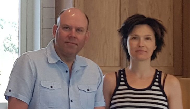 Robin og Helena Fjäll står sammen i hjemmet sitt i forbindelse med referanseprosjekt med Econordic