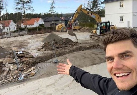 Tidligere verdensmester, Fredric Aasbø, på tomten hvor arbeidet med ny drømmebolig startet.