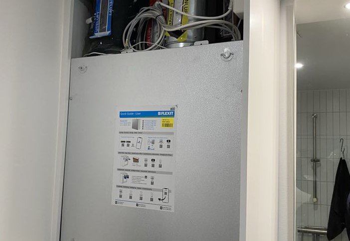Ventilationsaggregaten Nordic KS3 är placerade i ett specialbyggt badrumsskåp.