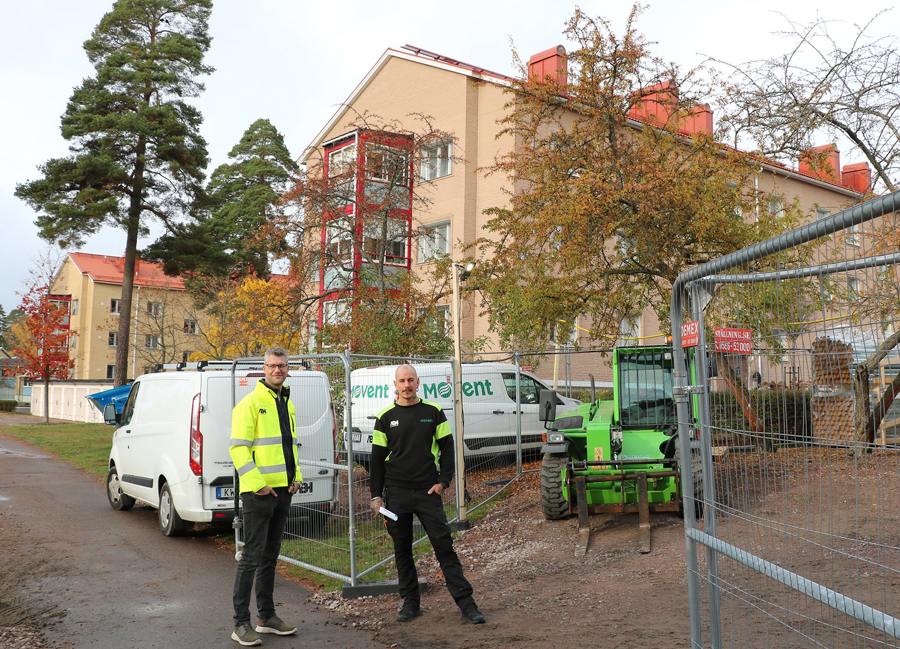 Henrik Hjälmerhag VD/Entreprenadchef och Helge Blom Arbetsledare montage framför etableringen vid BRF Lunna