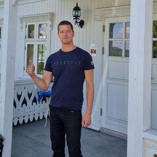 Niklas Åkerlund in front of the house