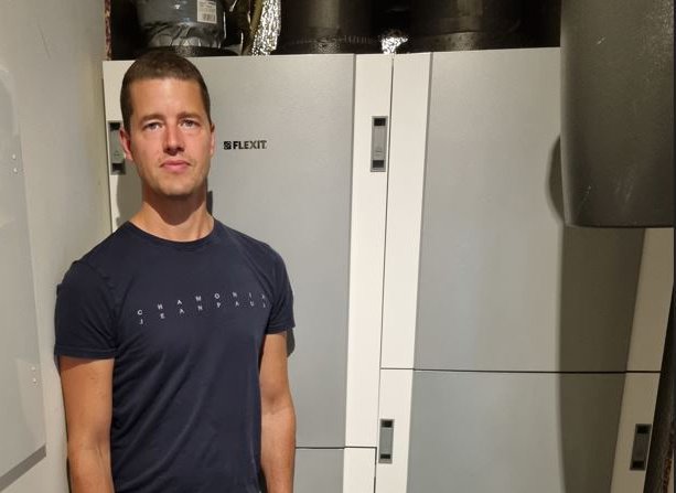 Niklas Åkerlund foran EcoNordic inneklimasentral