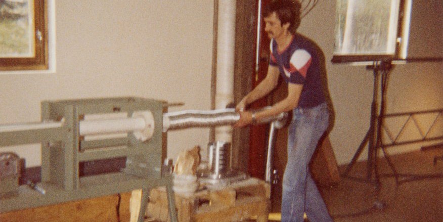 Historisk bilde som viser manuell produksjon av ventilasjonskanaler i Flexits tidlige år