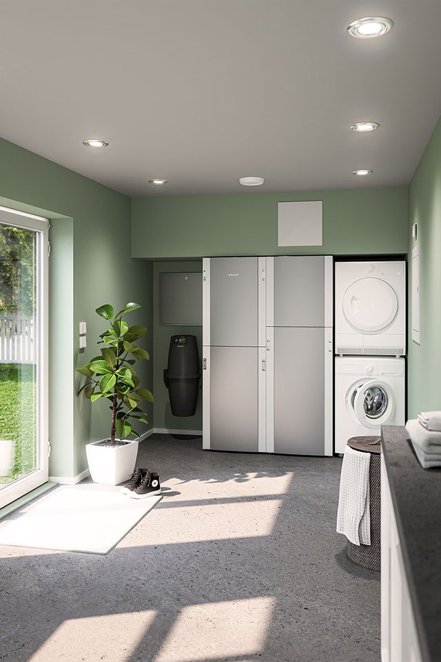 EcoNordic varmepumpe installert i lyst vaskerom med ventilasjon og hvitevarer.