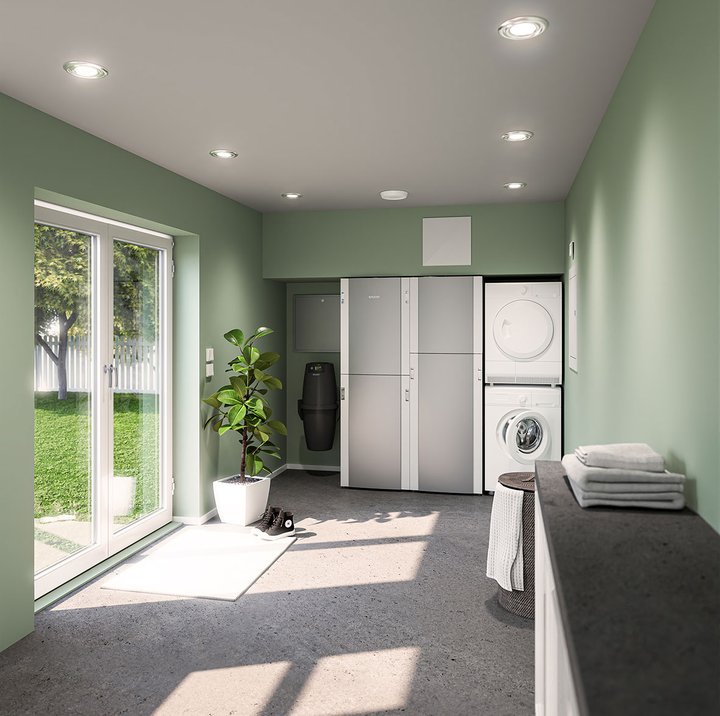 EcoNordic varmepumpe installert i lyst vaskerom med ventilasjon og hvitevarer.