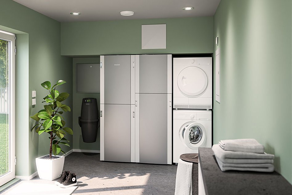 EcoNordic varmepumpe installert i lyst vaskerom med ventilasjon og hvitevarer.