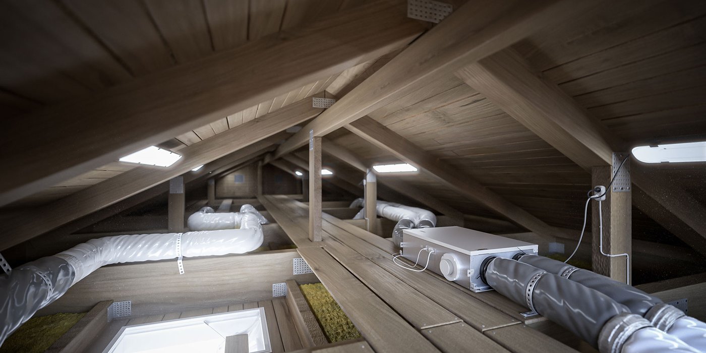 Nordic ventilasjonsaggregat installert på loft i bolig med ventilasjonskanaler på loftet.